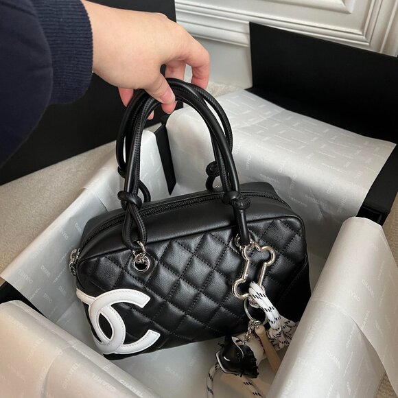 Classic CHANEL Bag: A Stylish and Versatile Choice for Elegance - Picture 1 of 4